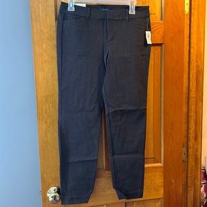 Old Navy Mid Rise Pixie Pant. Size 6